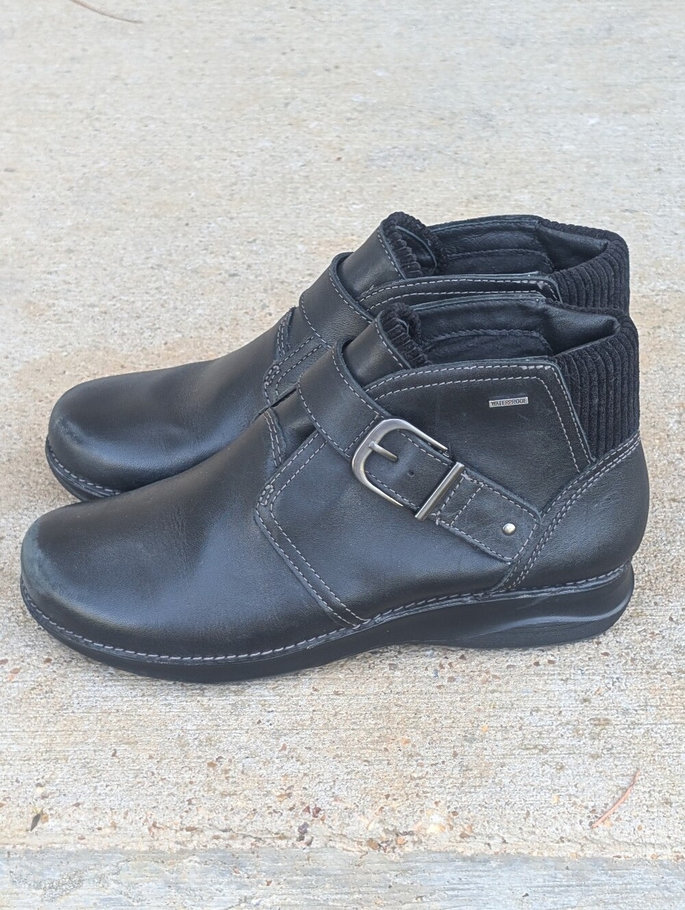 The Clarks Appley Mid Women's Boot in Black Leather Women's Size 6.